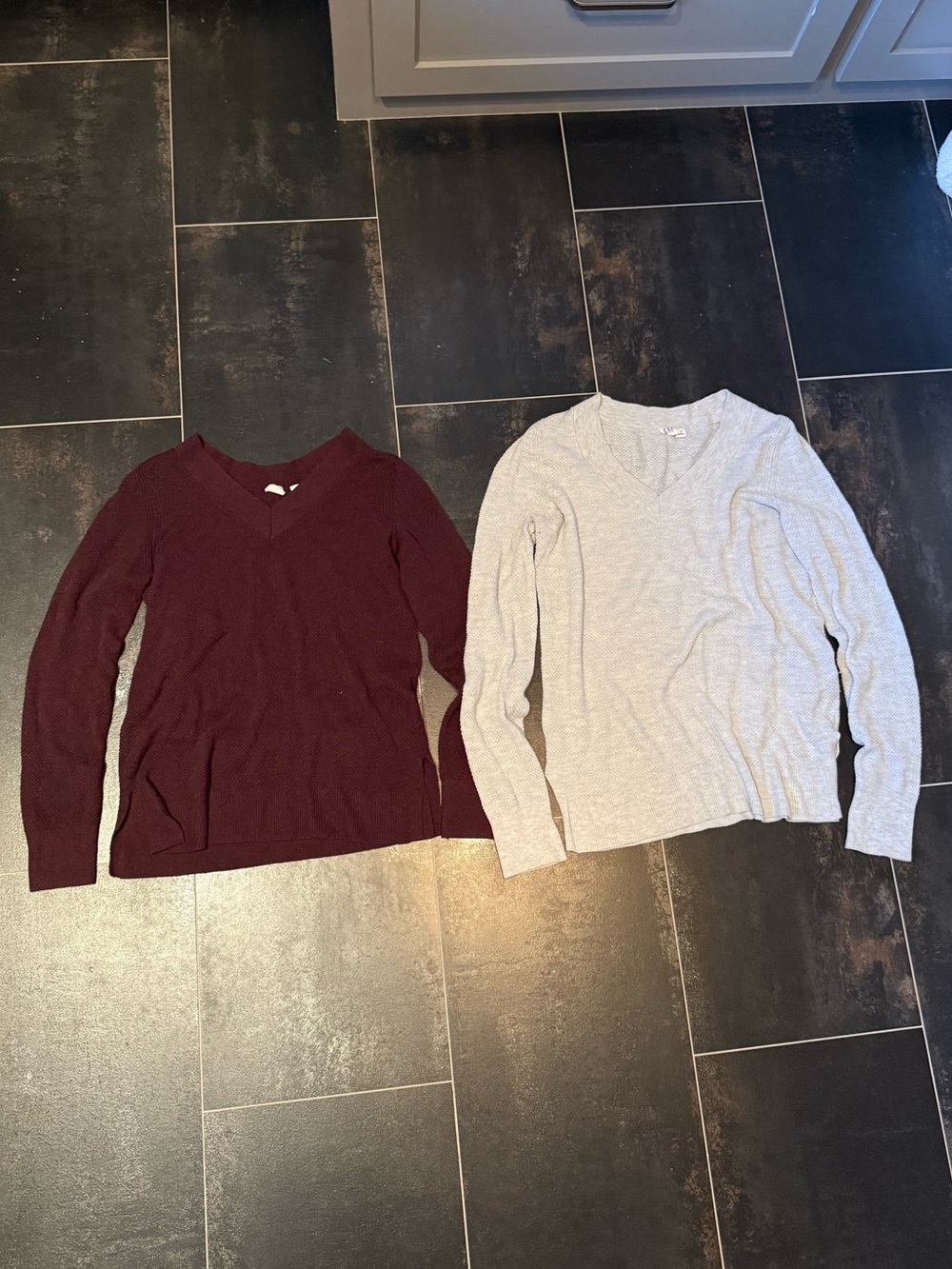 Gap Women’s V-Neck Long Sleeve Knit Sweater in Light Gray & Burgundy